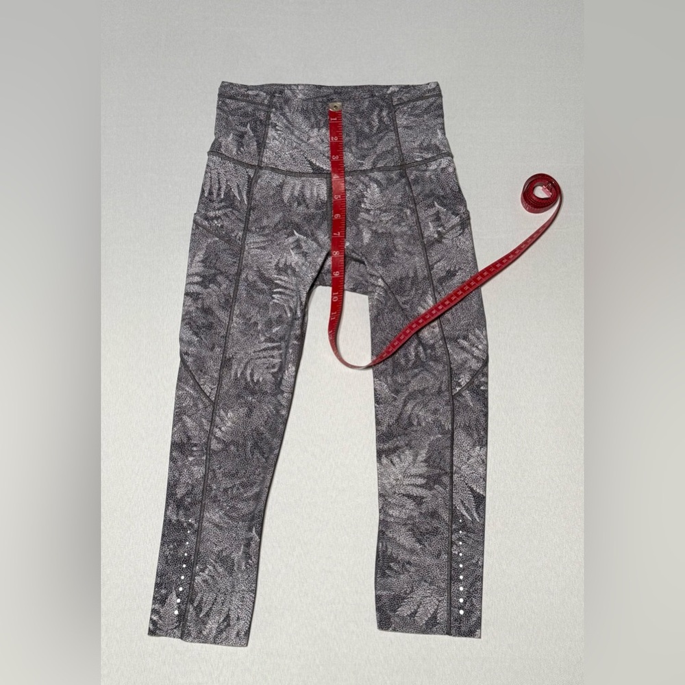 High-Rise Tropical Fern Print Lululemon Gray Crop Leggings Size 4 - Picture 4 of 12